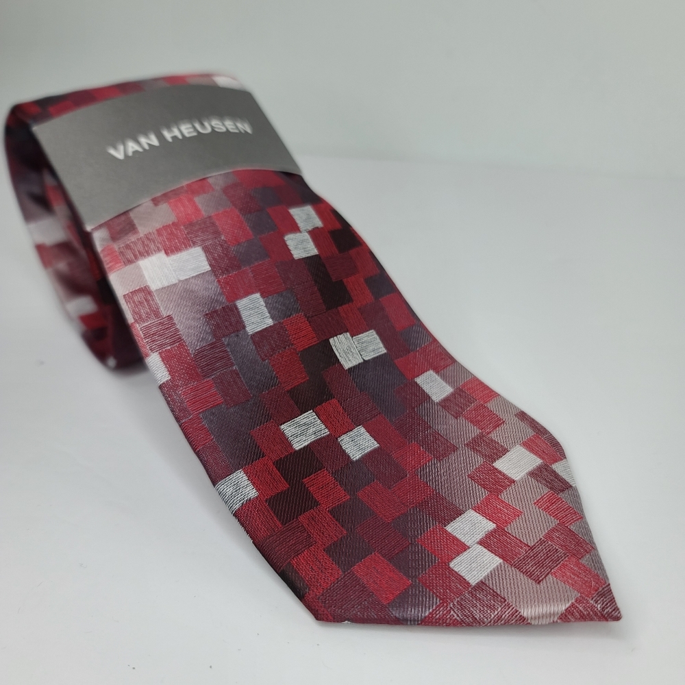 VAN HEUSEN Red / Gray Tie.